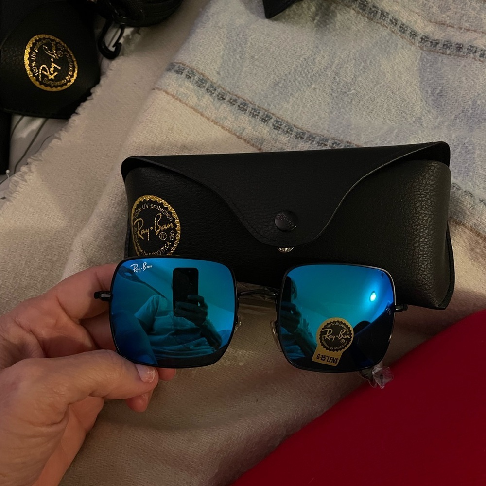 New with case Sunnies
